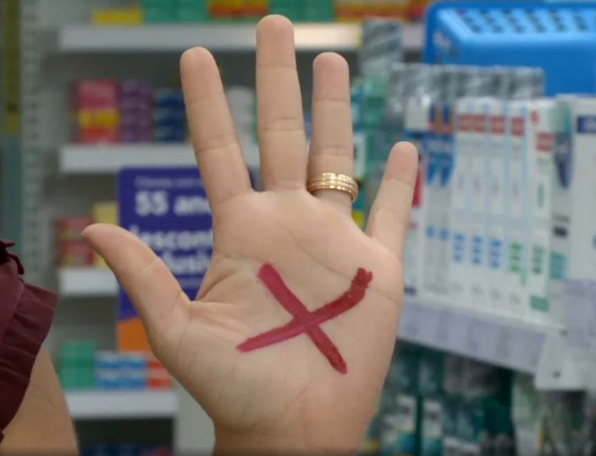 Mulheres em situação de violência doméstica ou familiar podem denunciar a condição e pedir socorro expondo a mão com a marca de um “X”, preferencialmente escrito em vermelho.