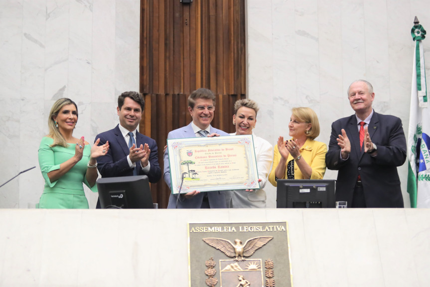 Solenidade ocorreu na noite desta terça-feira (19), no Plenário da Assembleia Legislativa do Paraná.