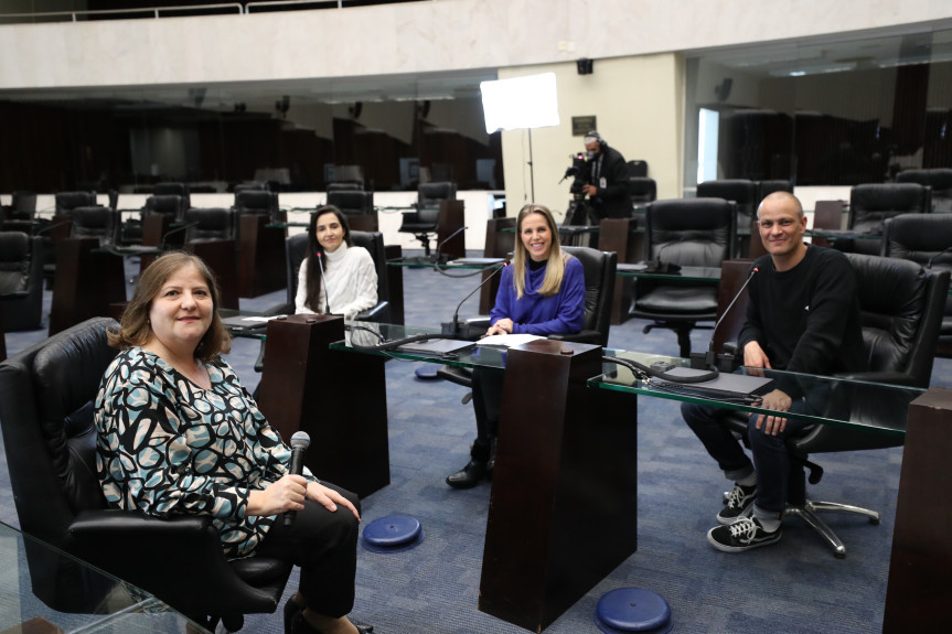 A diretora do Centro de Hematologia e Hemoterapia do Paraná (Hemepar), Liana Andrade Labres de Souza, é a convidada do Assembleia Entrevista desta quinta-feira (25).