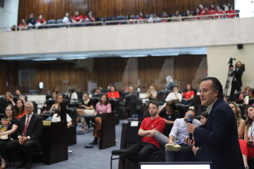 O cirurgião-dentista, professor de estomatologia da Universidade Federal do Paraná, doutor Cassius Torres, também falou na ocasião.