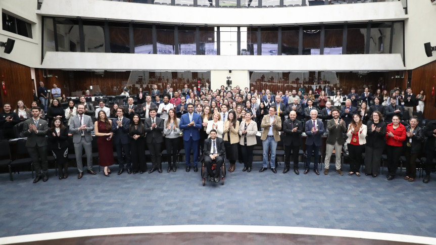 Os 54 parlamentares e 47 suplentes estão divididos em 25 universidades/partidos.