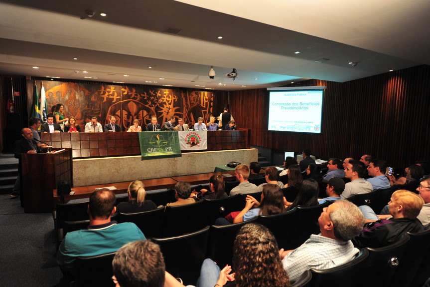 Audiência pública debate a concessão de benefícios previdenciários.