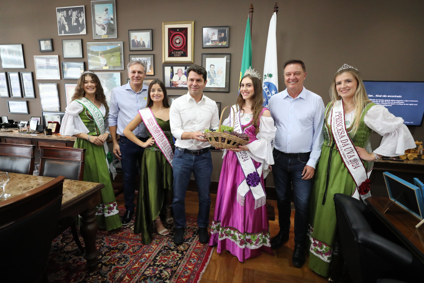 O primeiro-secretário da Assembleia, deputado estadual Alexandre Curi (PSD), recebeu o prefeito de Colombo, Helder Lazarotto, o vice-prefeito, Professor Alcione, a rainha e as princesas da Festa da Uva.