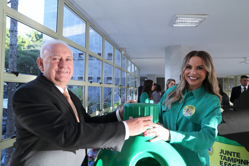 O presidente da Assembleia, deputado Ademar Traiano (PSD), ao lado da coordenadora de Ações Solidárias da Casa, Rose Traiano.