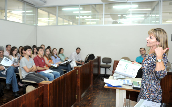 Acadêmicos da UTFPR conhecem processo de elaboração do Orçamento Público