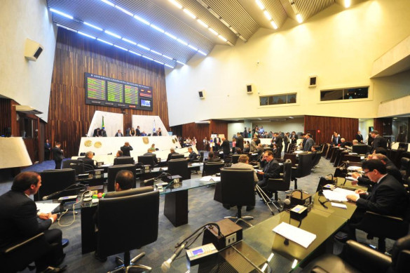 Deputados aprovam oito projetos de lei na sessão plenária desta quarta-feira (8)