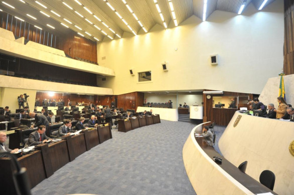 Deputados aprovaram sete projetos de lei na sessão plenária desta segunda-feira (23)