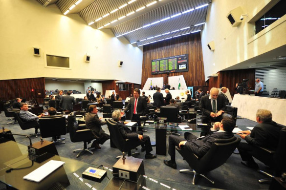 Deputados retomam trabalhos de plenário com análise de oito proposições