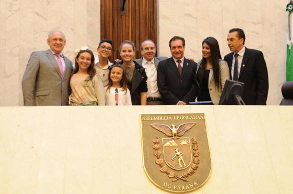 Cantores do "The Voice Kids" dão show de talento durante homenagem na Assembleia