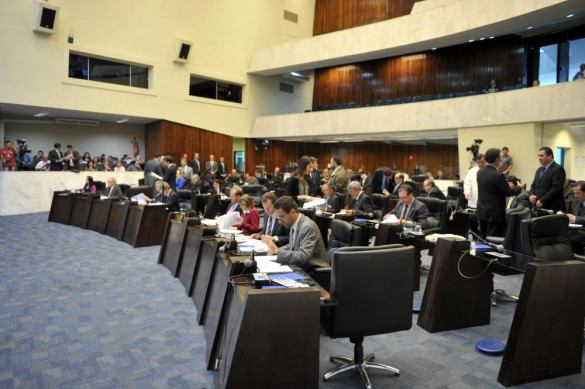 Assembleia aprova regras mais rígidas para títulos de utilidade pública e revoga leis irregulares