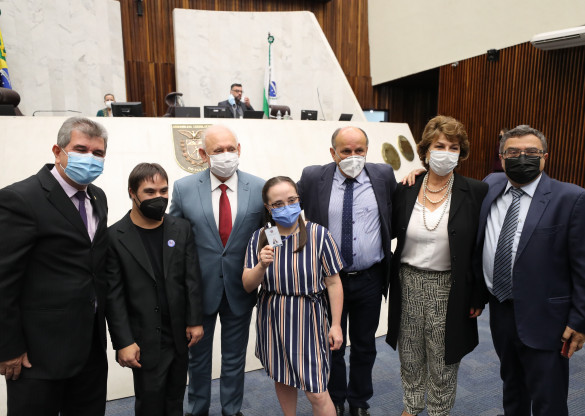 Assembleia contrata primeira funcionária com Síndrome de Down