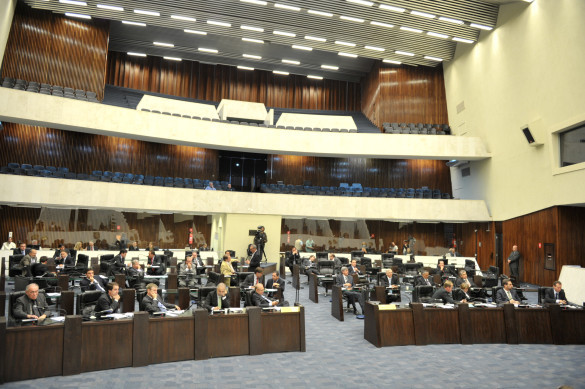 Assembleia aprova cinco projetos da pauta e debate direitos dos consumidores