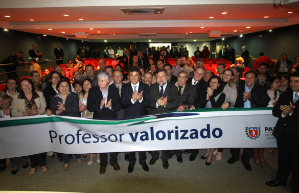 Deputados prestigiam Richa na sanção da Lei que reajusta salários dos professores