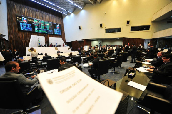 Projeto que prevê que presos arquem com custos de tornozeleiras eletrônicas passa em segundo turno