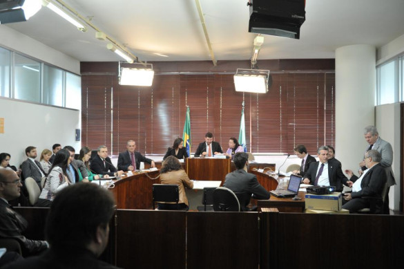 Comissão de Revisão do Regimento Interno aprova dispensa de votação para pedidos de informações