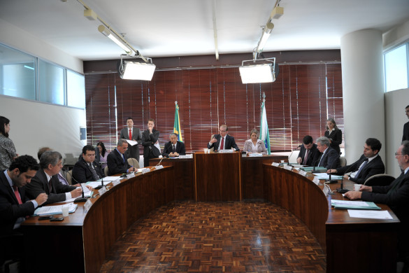CCJ aprova projeto que limita justificativas de ausência dos deputados às sessões plenárias