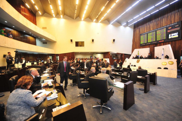 Em sessão dominada por discursos sobre a ocupação de escolas, Assembleia aprova sete projetos de lei