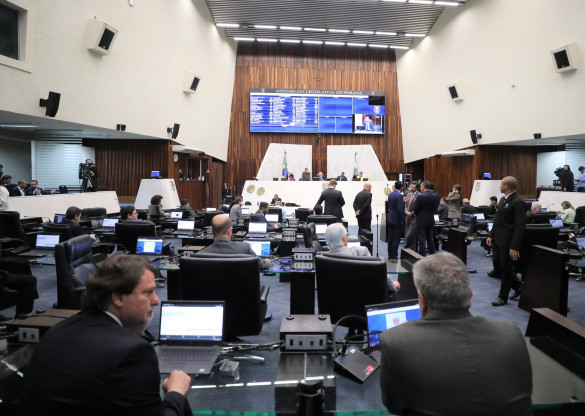 Deputados aprovam projeto de combate ao etarismo no Paraná