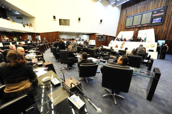 Deputados aprovaram dez projetos na sessão plenária desta terça-feira (16)