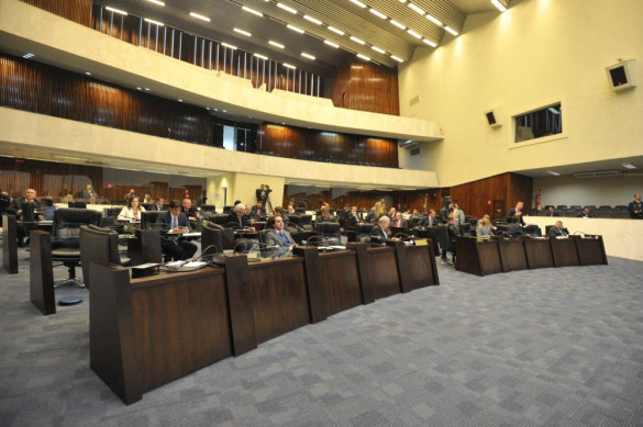 Requerimento protocolado em Plenário pretende agilizar votações do reajuste dos servidores estaduais