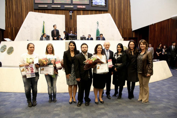 Comissão de Defesa dos Direitos da Mulher presta homenagem especial às mães