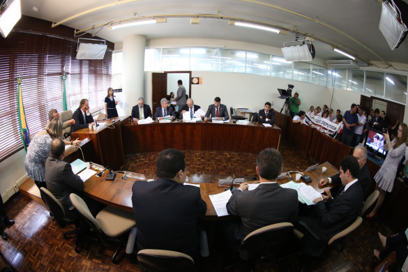 Alterações no plano de custeio da Paranaprevidência dominam debates na CCJ