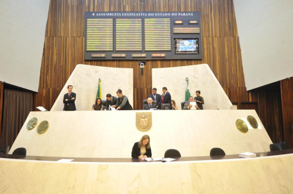 Deputados aprovaram quatro projetos na sessão plenária desta segunda-feira (4)
