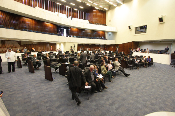 Deputados aprovam projeto que garante informações ao idoso sobre direito a acompanhante em hospital