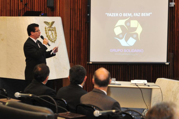 Grupo Solidário apresenta trabalho de ação social aos deputados durante a sessão plenária