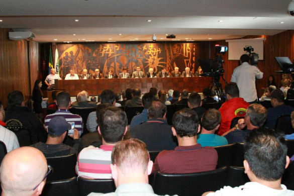 Assembleia debate maior participação de pequenos agricultores nas Centrais de Abastecimento do Paraná