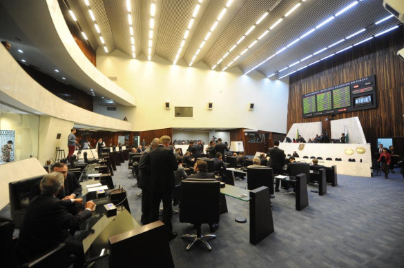 Deputados aprovaram oito projetos na sessão plenária desta segunda-feira (8)