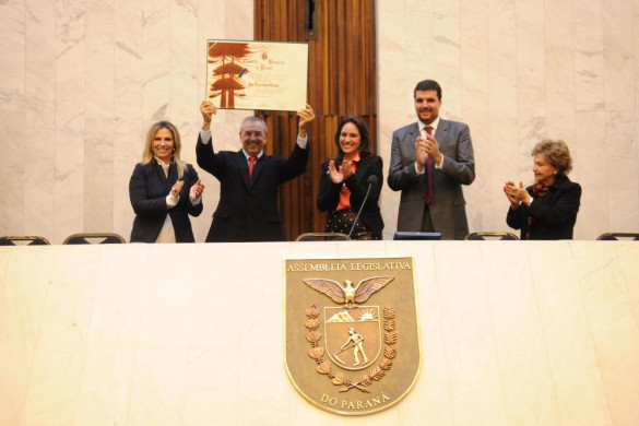 Assembleia homenageia Laurentino Gomes com título de Cidadão Benemérito do Paraná