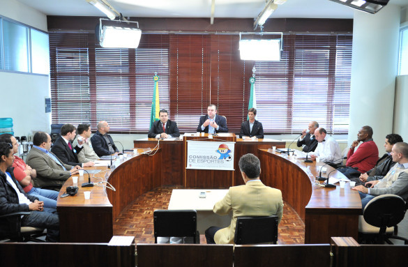 Comissão de Esportes debate projeto sobre transporte de pranchas de surf nos ônibus
