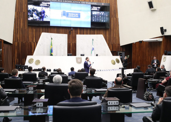 Inscritos no Parlamento Universitário participam de treinamento