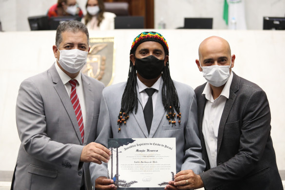 Deputado Cobra Repórter entrega Menção Honrosa ao Bidú Missionário