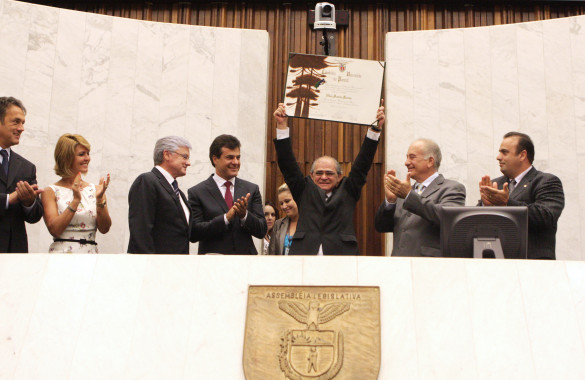 Nilson Monteiro recebe título de Cidadão Honorário do Paraná na Assembleia