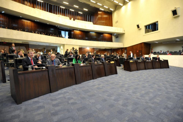 Deputados aprovaram 26 projetos de lei na sessão plenária desta segunda-feira (24)