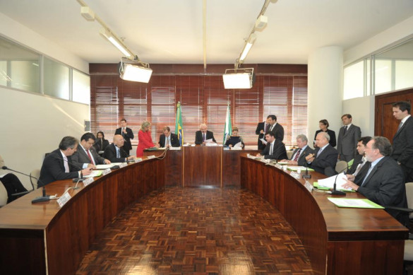 CCJ aprova mensagem que restabelece carga horária de agentes universitários
