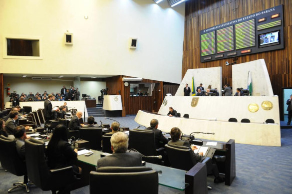 Deputados aprovaram oito projetos na sessão plenária desta segunda-feira (15)
