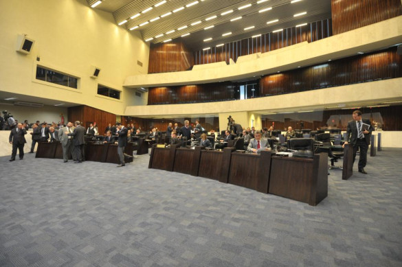 Deputados aprovaram quatro projetos de lei durante a sessão plenária desta segunda-feira (16)