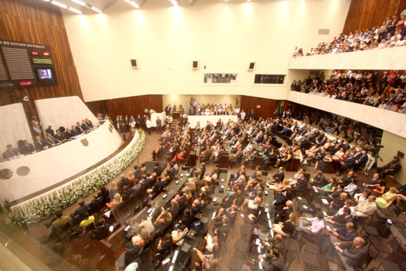 Deputados Tomam Posse e Elegem Mesa Diretora Para o Próximo Biênio