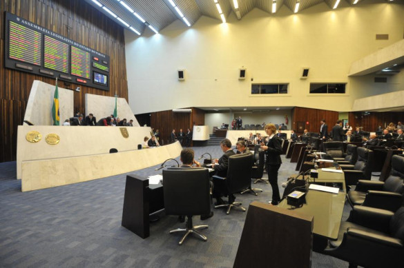 Projeto para aproveitamento de obras de autores paranaenses em concursos vestibulares retorna à CCJ