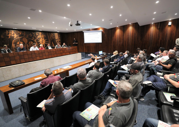 Debate na Assembleia defende fiscalização da dívida pública brasileira