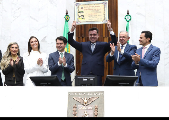 Oftalmologista Artur José Schmitt recebe o título de Cidadão Benemérito do Paraná