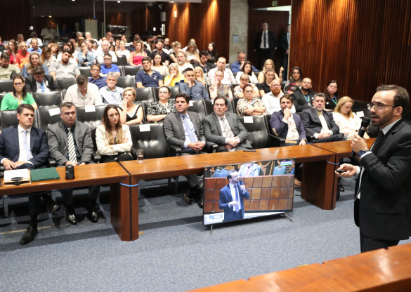 Servidores lotam Plenarinho para palestra de atualização sobre licitações e contratações no Paraná