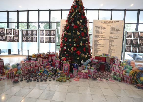 Assembleia arrecadou 1650 brinquedos para o Natal de crianças carentes do Paraná