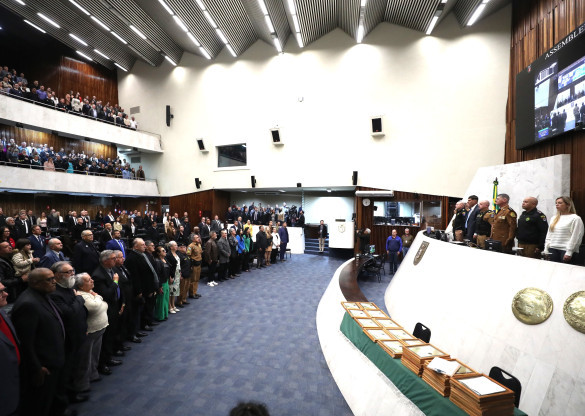 Trajetória de veteranos da segurança pública do Paraná é exaltada na Assembleia