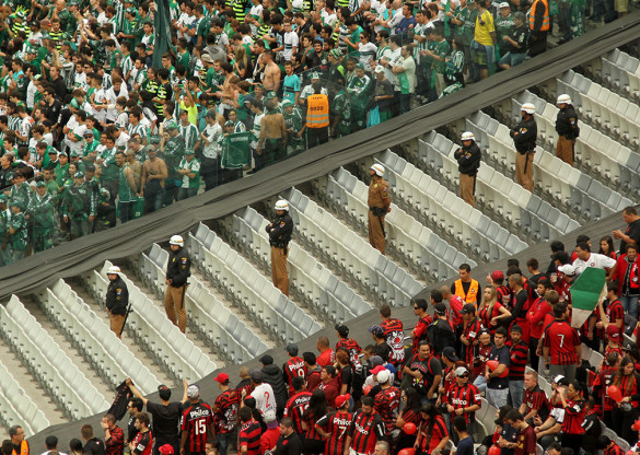 Proposta prevê multa para quem participa de brigas em estádios de futebol no Paraná