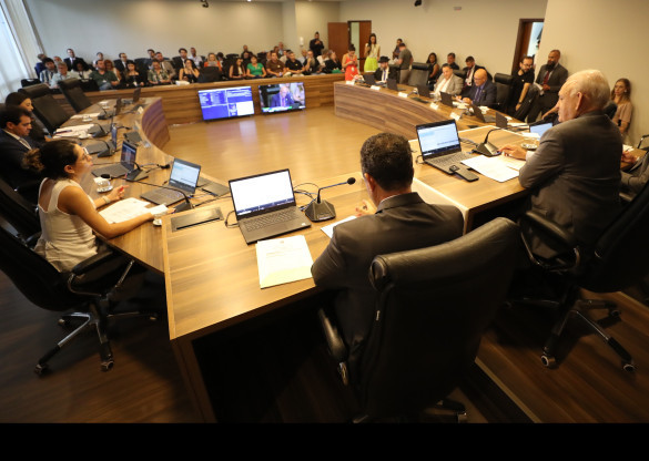 CCJ começa a debater projeto que cria política de naming rights e aproveitamento de espaços públicos no Paraná