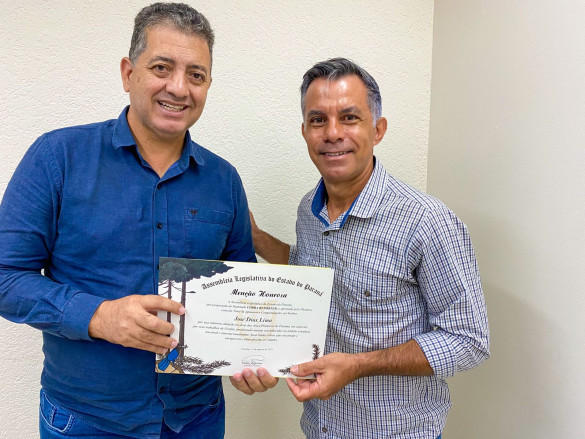 Deputado Cobra Repórter entrega Menção Honrosa ao artista plástico Jota Dias